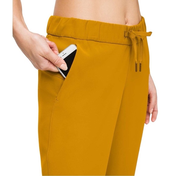 LULULEMON On the Fly 7/8 Woven Pant 27” in Fools Gold - Picture 4 of 13